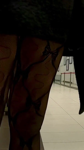 Spektakularan trenutak iz "Mall Flash In Sissy Chastity"