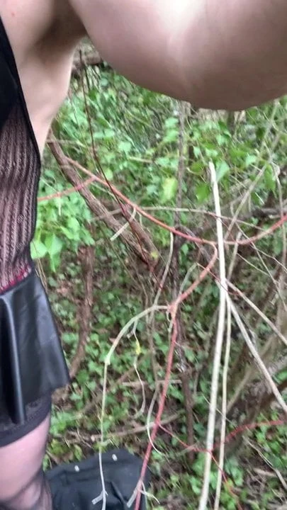 JE FAIS LA PUTE EN FORET POUR MAITRESSE