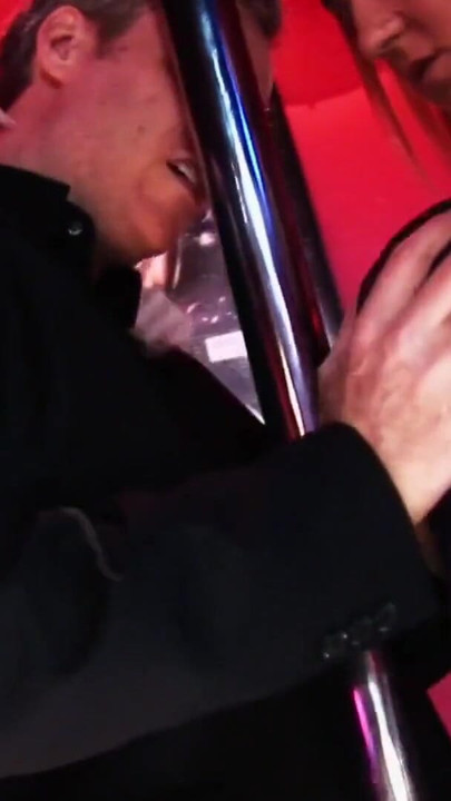 Moment impresionant de la "un tip pofticios a angajat doi dansatori drăguți din clubul de striptease la petrecere"
