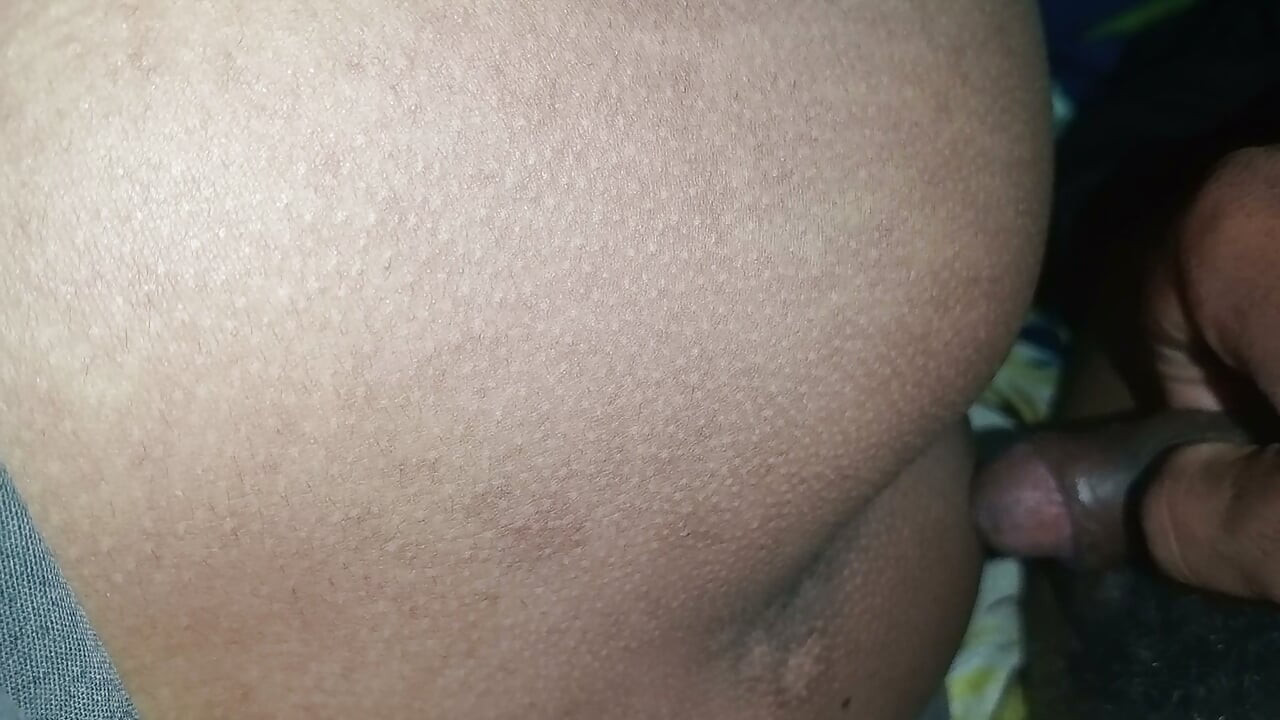 섹시한 의붓여동생과 의붓오빠가 침대에서 섹스 분위기
