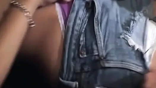 Sarışın orta yaşlı seksi kadın yarağı gırtlağına kadar alıyor ve ateşli yüze boşalma alıyor