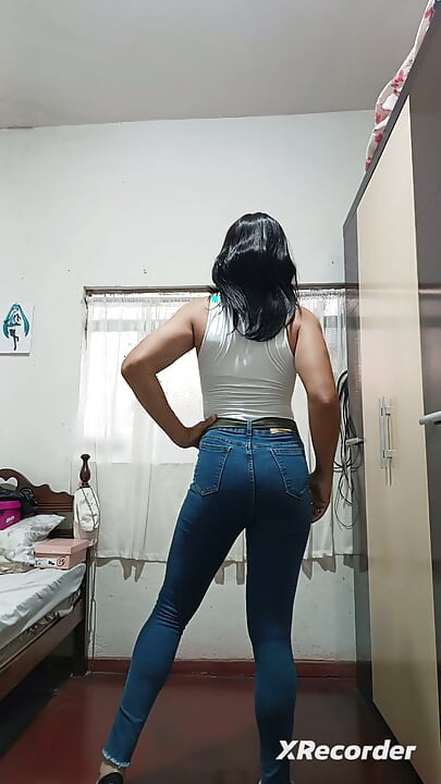 Slatke noge u farmerkama i helankama