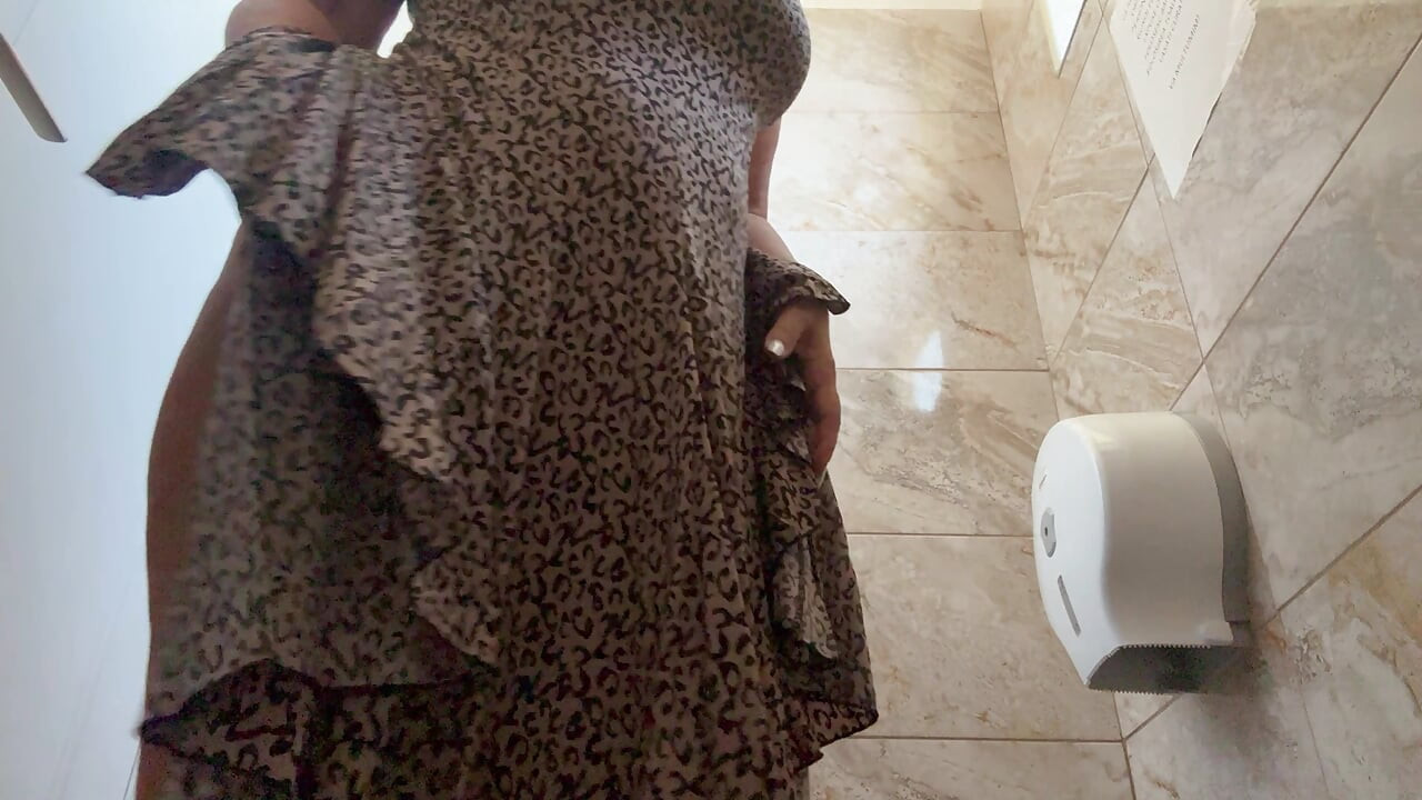 En liderlig moden MILF er meget ophidset og gnider sin fisse på det offentlige toilet på kontoret.