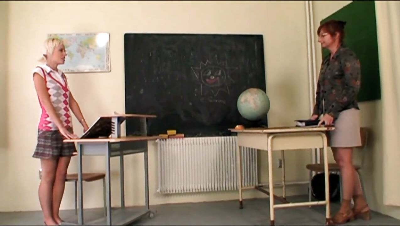 Futai în pizdă în trei la facultate