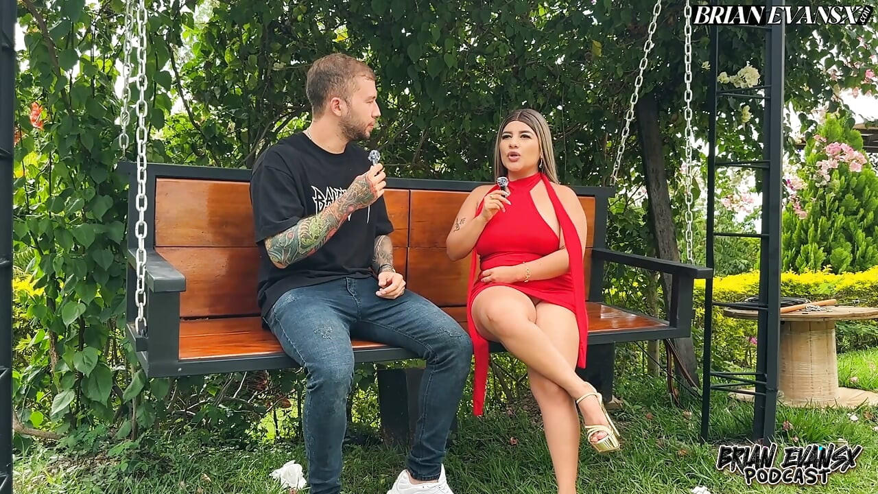 Blonda columbiană Naty Delgado are un podcast care se încheie cu sex în aer liber - Brian Evansx