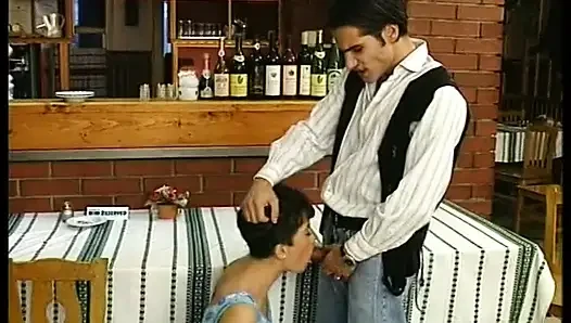 Kısa saçlı genç kız sikiliyor ve göğüslerine boşalıyor