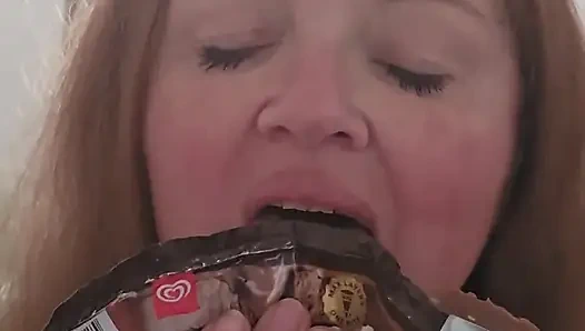 Makan es krim bisa sangat seksi