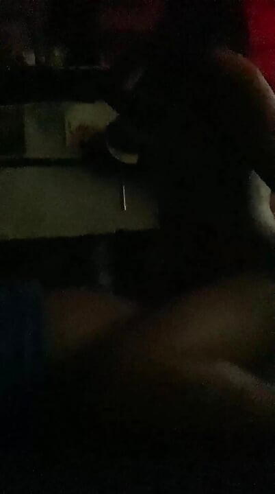 Vào phòng, không bị kiểm duyệt vì trời tối