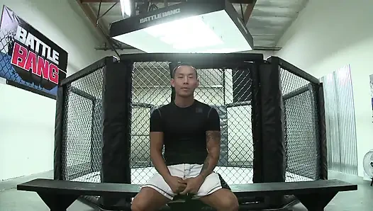 Глубоко выеченная пизда сочной юной пизды выглядит миниатюрной, полной спермы