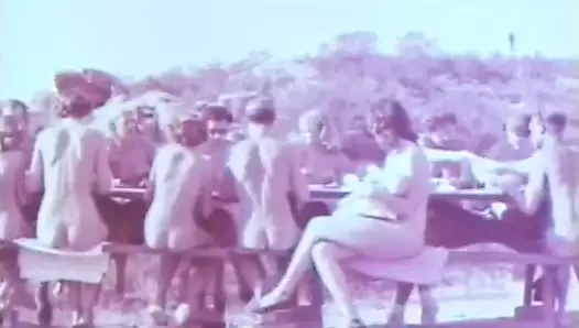 Nudystów na świeżym powietrzu cieszących się nagim stylem życia (vintage z lat 50-tych)