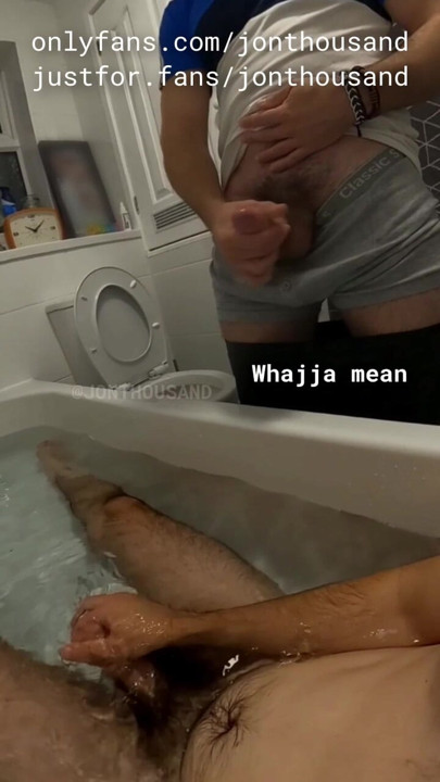 أفرغ زميل السكن Str8 مثانه وكراته في حمامي