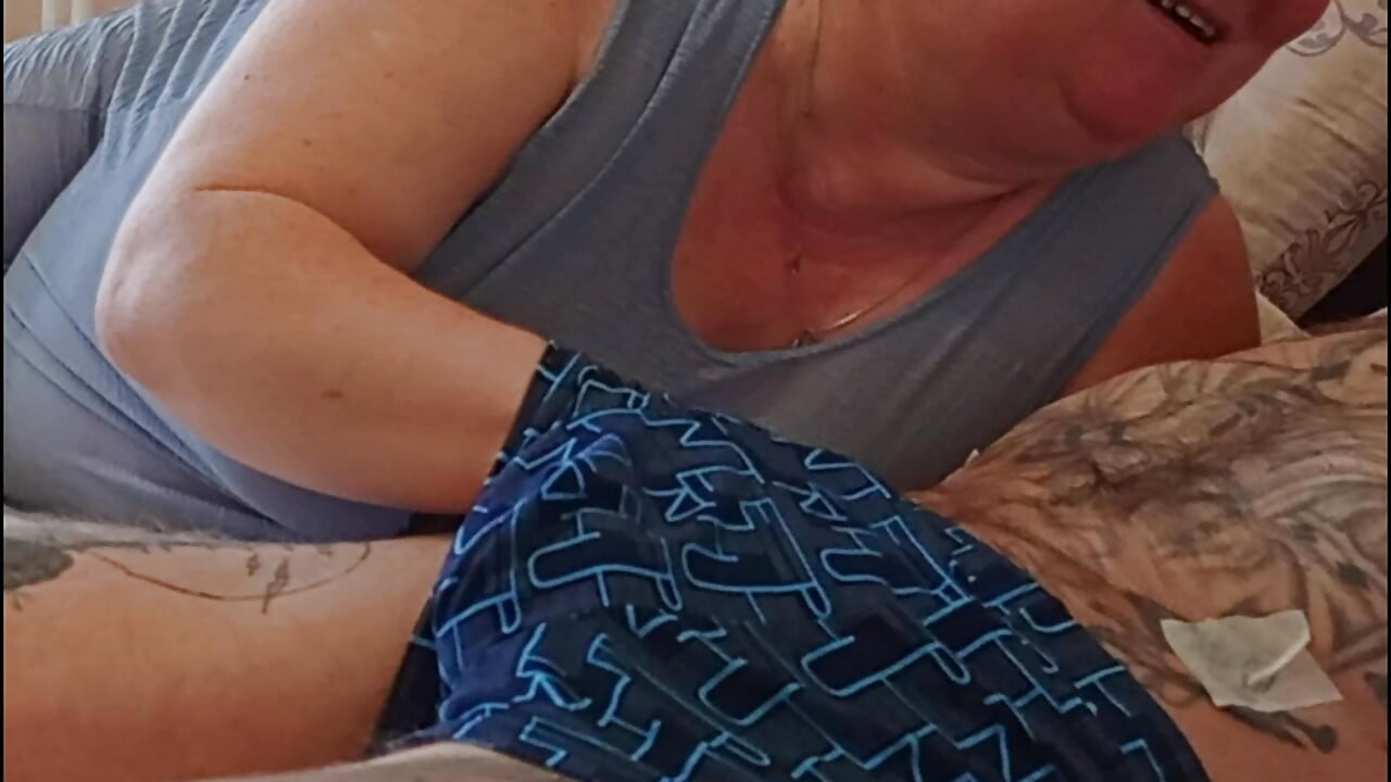 Maćeha mi puši kurac prije posla da dobije desert u usta