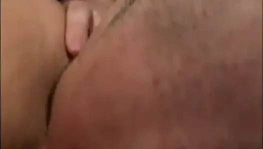 Junge schlampe mit enger muschi gefickt und von großem amateur-schwanz ins gesicht gespritzt