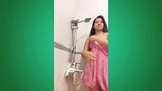 Une fille de Sl prend un bain