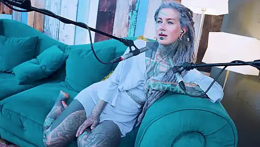 G - grattitude- asmr podcast sfw konuşuyor gotik sıska kız dreadlocks dövmeli model dövmeli kız