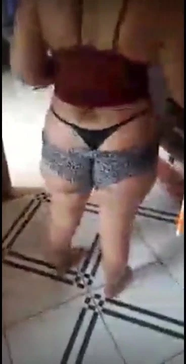 mostrando a calcinha da esposa