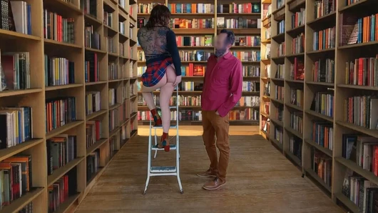 De façon inattendue, je taille une pipe au prof de chimie dans la bibliothèque