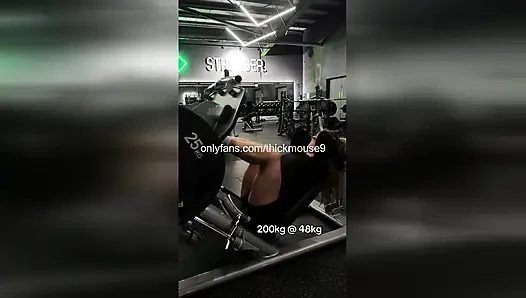 Tiktok live gym gangbang: 5 orang asing membuahi memek 18 tahun