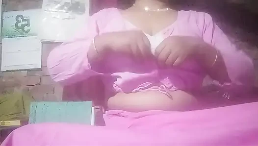 Hintli büyük oğlan azgın orta yaşlı seksi üvey anne üvey oğulları tarafından grup seks yapıyor ve desi seks videosu çekiyorsa ağzına emiyor.