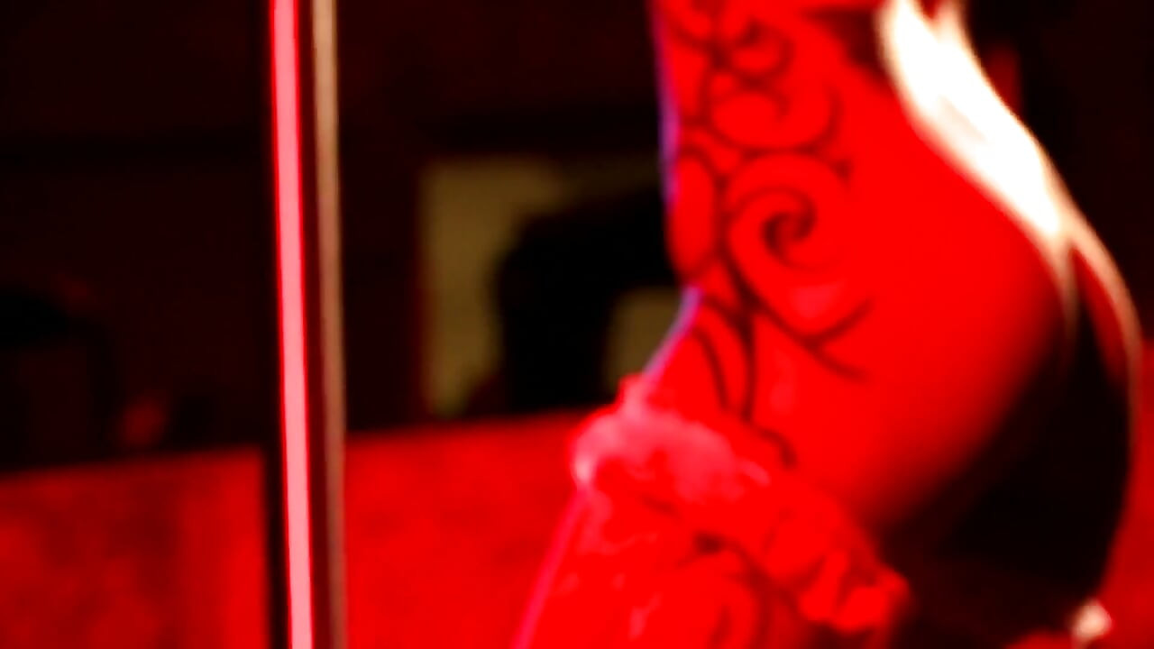 Lesbian penyayang dubur dengan strap-on dan menjilat pantat