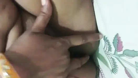 Desi Girl Fingering and Insert Her Finger and Squerting