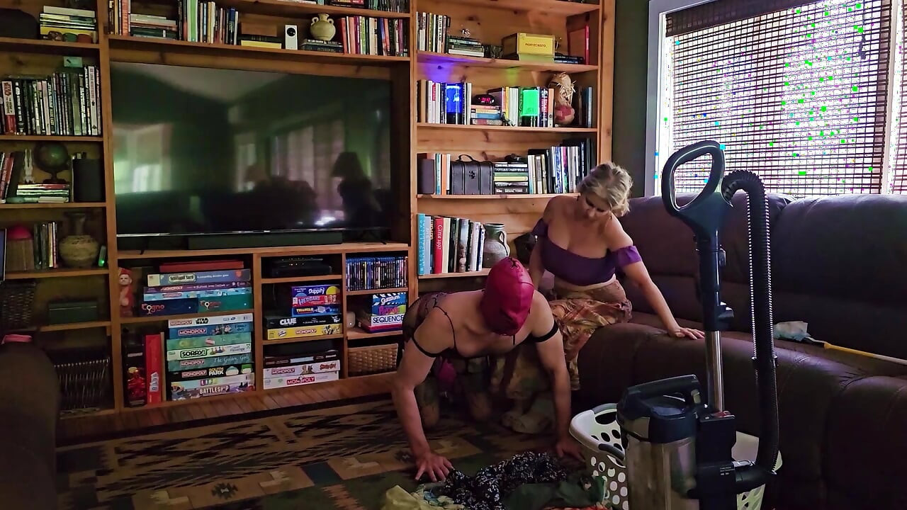 Mandona mami hace que su mariquita fem houseboy se gane su cariño