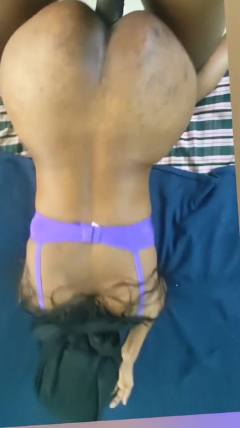 Suami saya berkongkek keras dalam gaya doggy | Klip 1