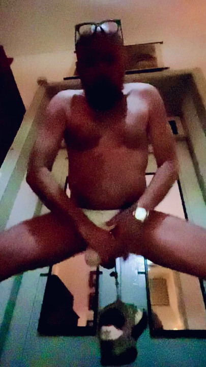 シリコンの秘部と睾丸に重りをつけてオナニー