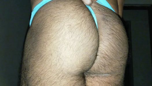 Tesão sexy garoto com enorme bunda gorda se masturbando à noite vestindo calcinha fio dental sexy