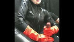 Rokende vrouw in rode rubberen handschoenen die me 1 promo melken