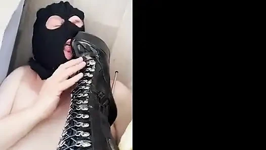 Dominieren Sie in roter Dessous.