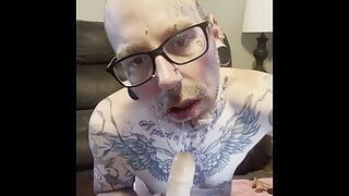 Cornuto tatuato succhia il cazzo
