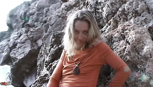 Lady-margaux: Nette zierliche Lady Margaux macht einen heißen striptease am Meer