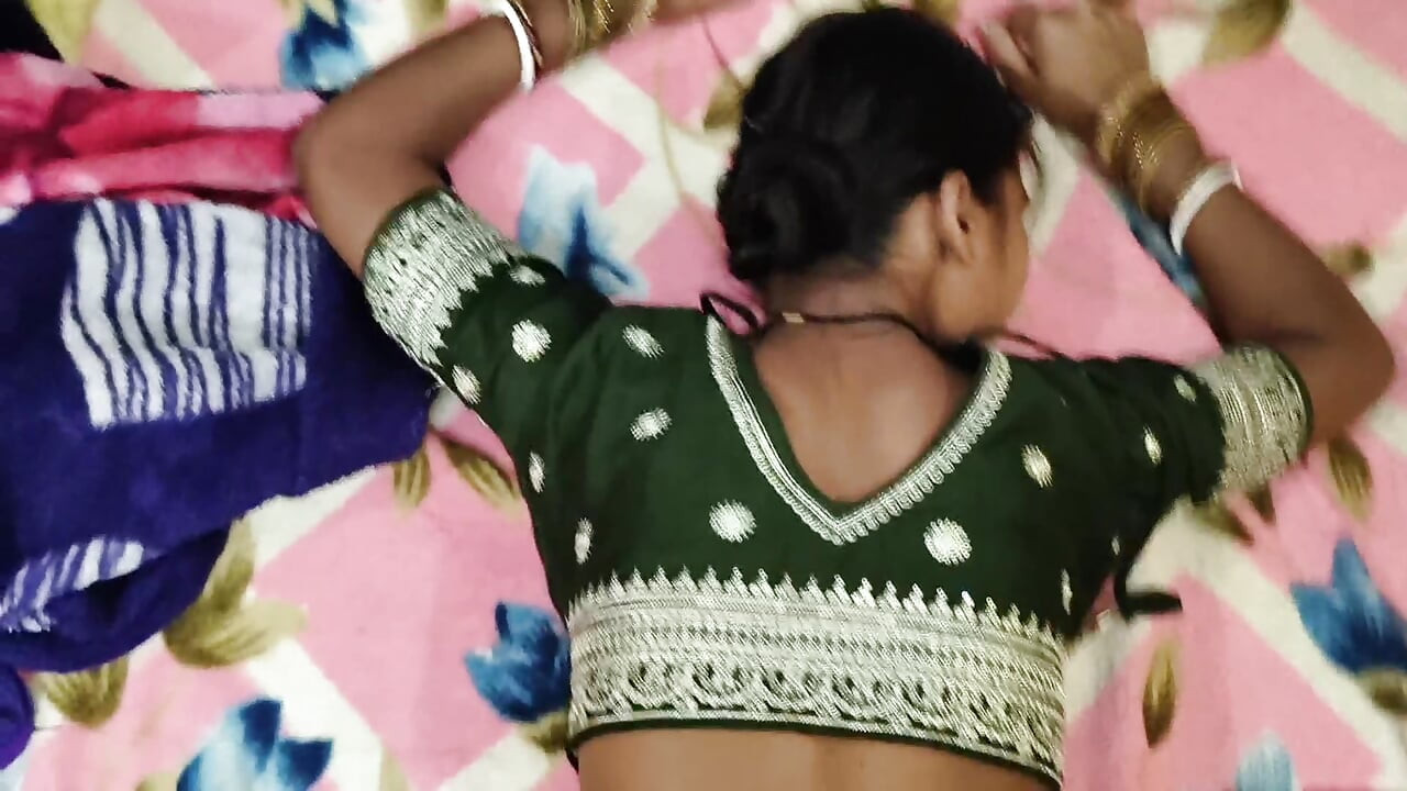 Indische dorpsvriendin vriendje op zijn hondjes neuken in Hindi-video's