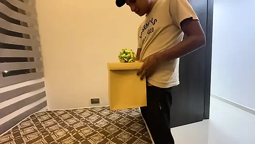 Ateşli bir ikramdan sonra büyük götlü üvey kız kardeşime sert bir anal sikiş veriyorum.
