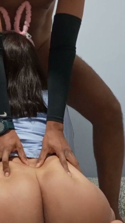 Engano o meu marido de pila pequena com o amigo dele, peço-lhe para me partir o cu e fazer de mim a sua puta | Clip 2