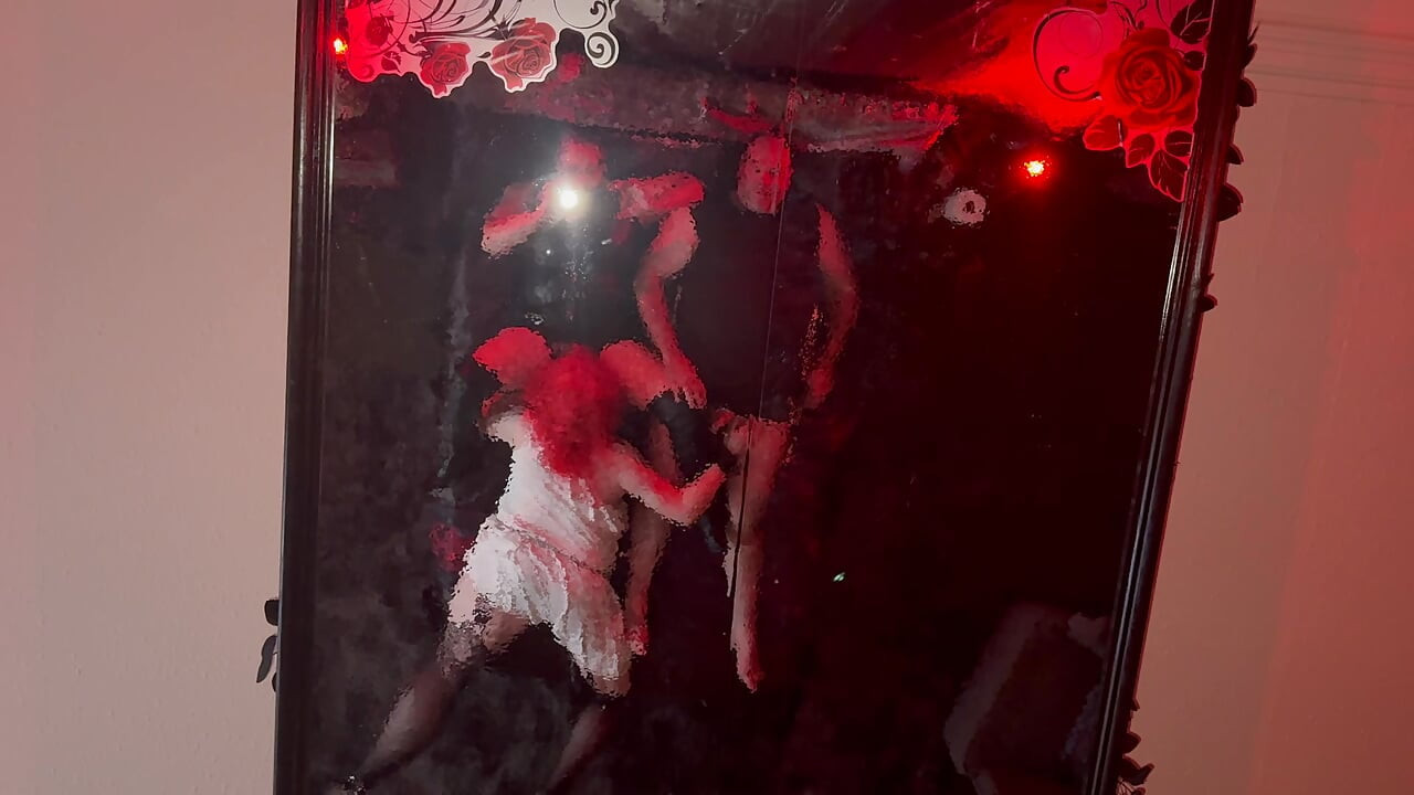 Partea 1: - Marie este dusă în camera vampirilor pentru a le face pe plac proprietarilor ei!