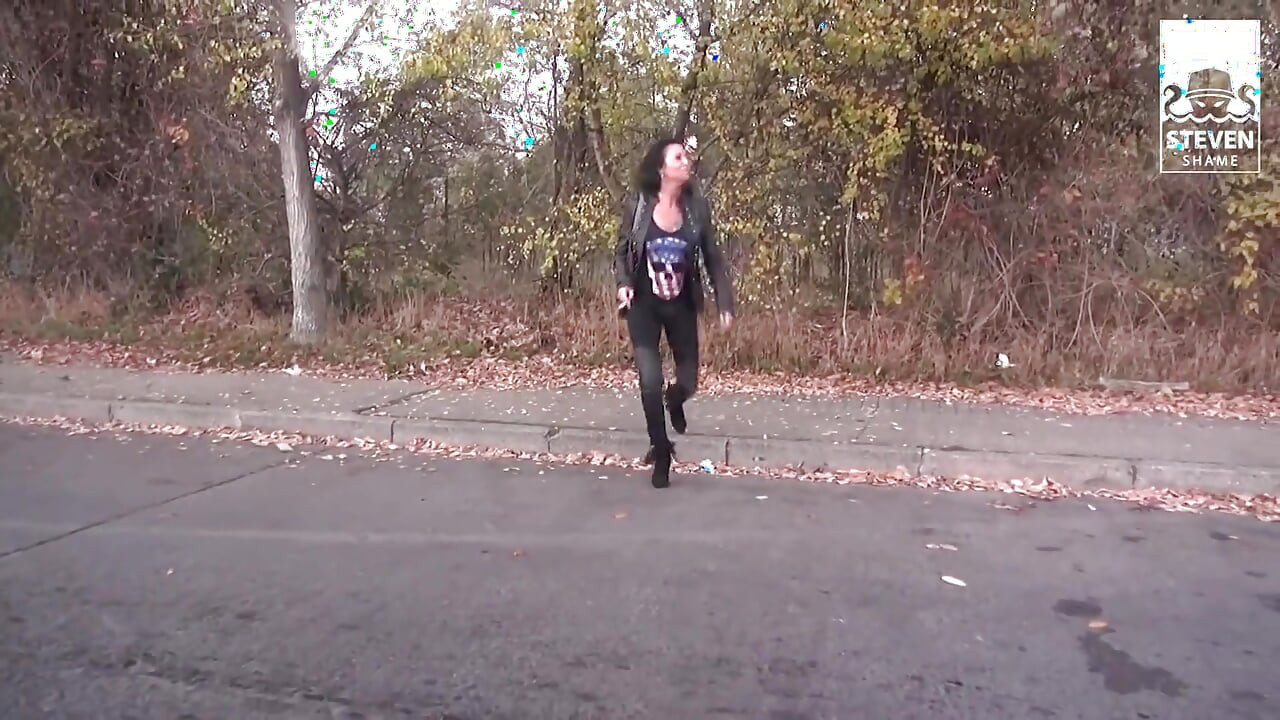 Skinny Milf Lady Paris slog på huvudvägen i Berlin (utomhus)