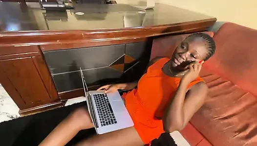 Повторения того, как его подруга хочет, чтобы другой мужчина трахнул ее так жестко дома