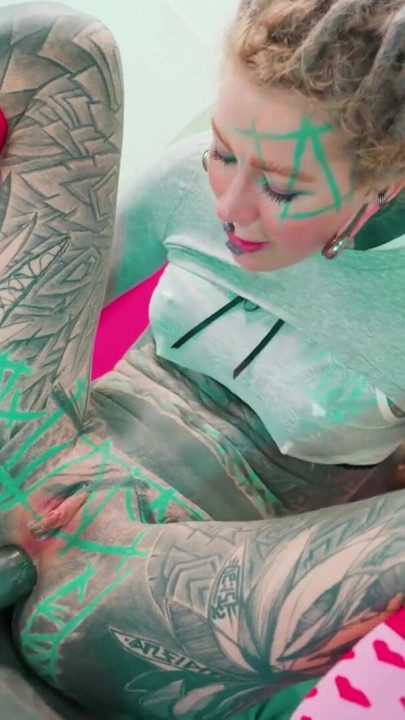 Vedeta porno iubitoare de anal are parte de o pulă tatuată adânc - cur extrem lărgit | Clip 1