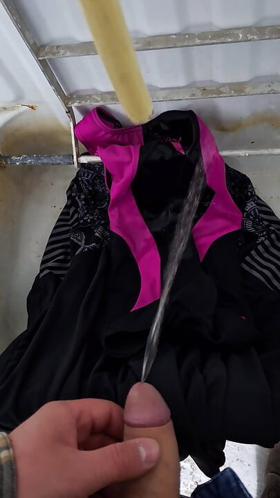 Dua baju renang basah kencing dan berlumuran air mani
