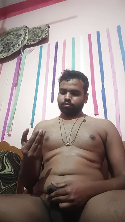 सोफे पर एक एकल भारतीय इस्माटदेव का जोरदार हस्तमैथुन हुआ