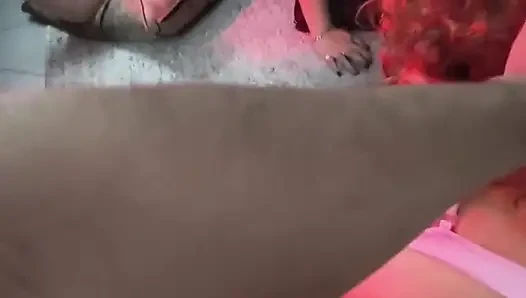 Hintli kız sakso çekiyor ve Hintçe domaltarak sikişiyor