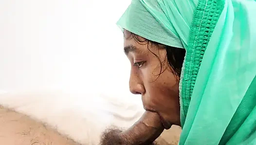 Ratu hijabi muslim lagi nyepong kontol dan pengen aku crot dua kali