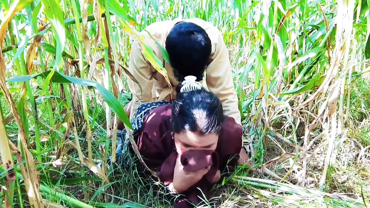 kheton mein ghumne ke liye Aaye to mood ban gaya piche se Dala to maja a Gaya