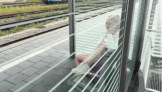 Notgeile Schlampe macht es sich auf dem Bahngleis