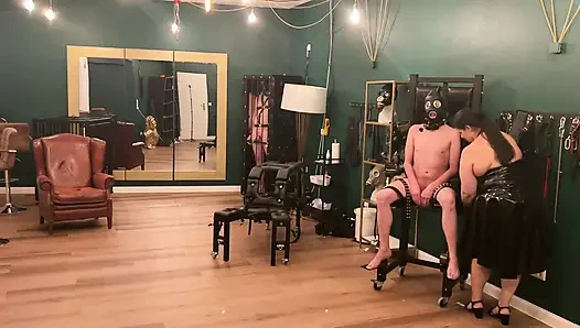 Latex-dommes dehnen den arsch des gefesselten sklaven weit offen