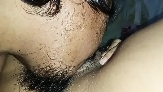 Fışkırtana kadar amcığını yalıyor