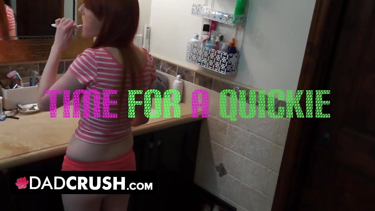DadCrush - pequeña hijastra pelirroja inocente es sorprendida por la polla de su padrastro en el baño