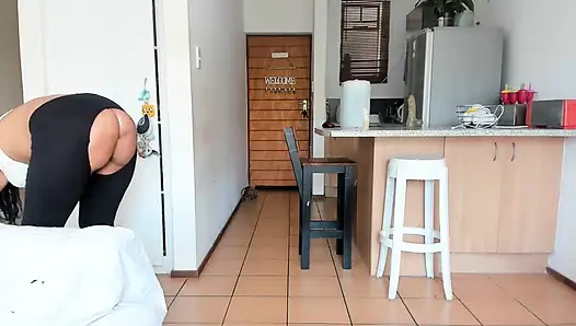 Pantat muncul dari leggingku